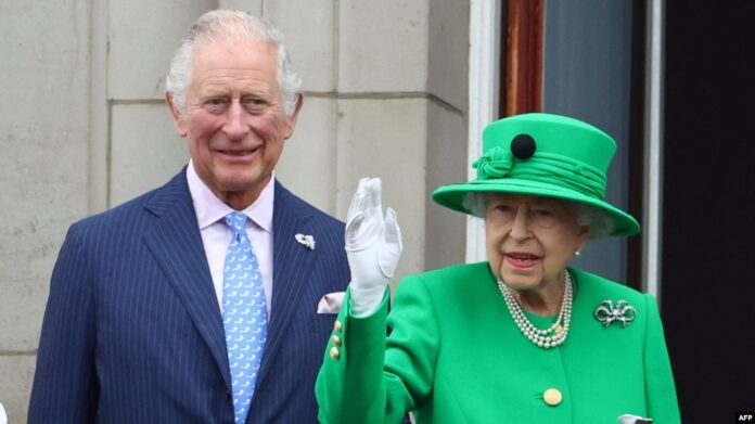 A la derecha se encuentra el principe Carlos junto a la Reina Isabell II de Inglatera