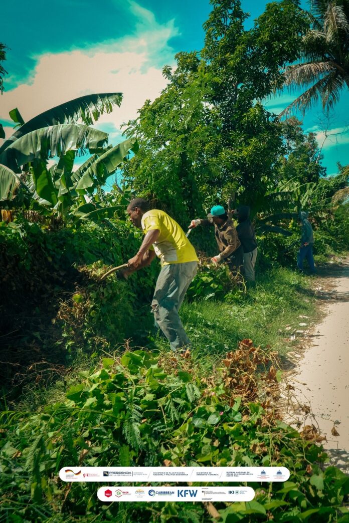 Jovenes en acción durante la limpieza