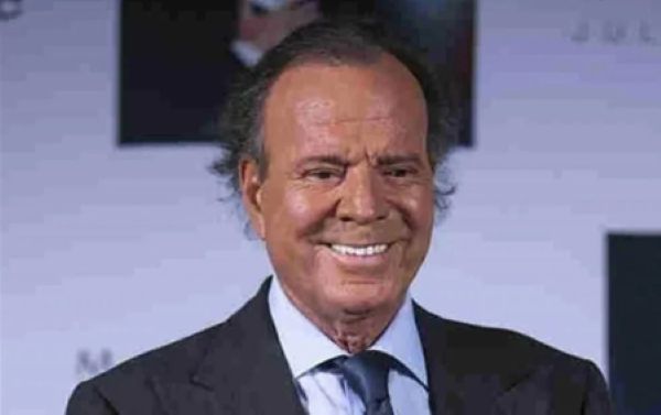 Julio Iglesias niega A