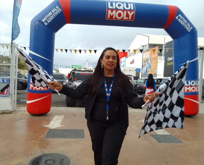 3. Yaniris Espinal, directora y fundadora del Rally Ruta de la Mujer, realiza el saque de salida.