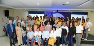 La presidenta Sarah Hernández y el experto Luis Felipe Aquino junto a directivos, miembros de Adompretur y estudiantes del Infotep.