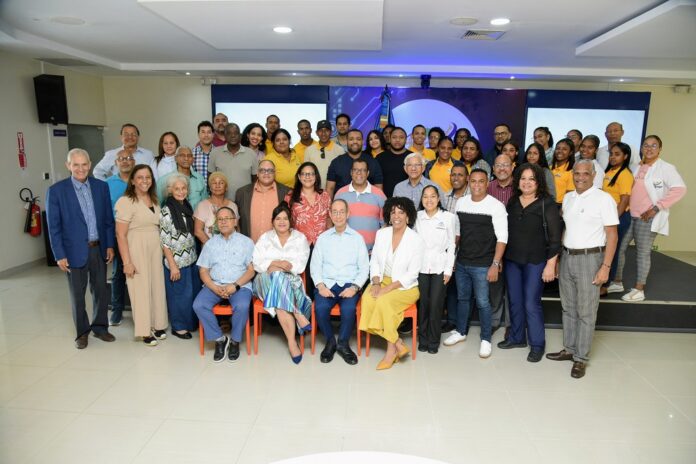 La presidenta Sarah Hernández y el experto Luis Felipe Aquino junto a directivos, miembros de Adompretur y estudiantes del Infotep. La presidenta Sarah Hernández y el experto Luis Felipe Aquino junto a directivos, miembros de Adompretur y estudiantes del Infotep.