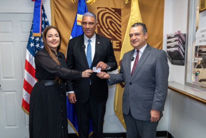 JCE Cédula nueva EEUU.jpg A