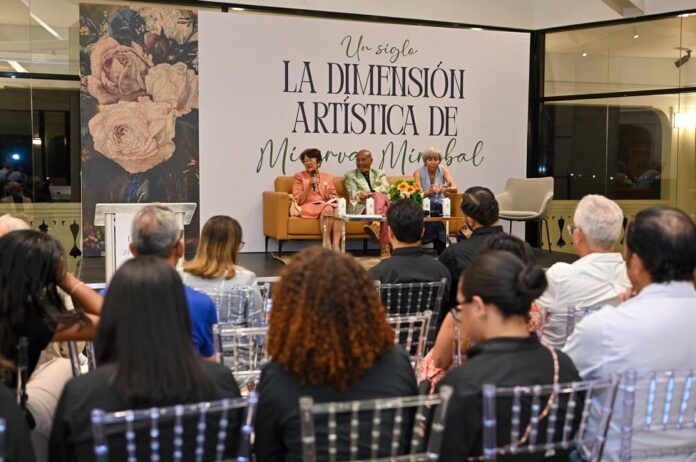 Emelda Ramos Taveras, directora de la biblioteca del Museo Hermanas Mirabal y representante de la Fundación de las Mariposas; Gladialisa Pereyra, gerente de Cultura del Centro Cultural Banreservas Santiago; Abil Peralta Agüero, consultor cultural; y Guadalupe Casasnovas, curadora y museógrafa; durante el conversatorio “Un Siglo: La Dimensión Artística de Minerva Mirabal”, celebrado en el Centro Cultural Banreservas Santiago.