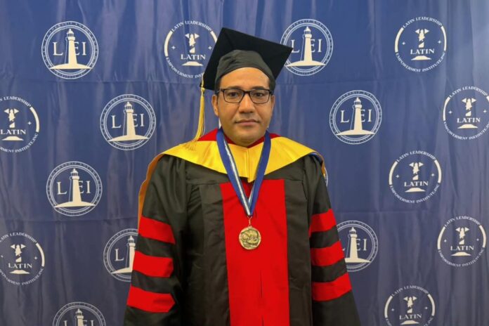 Doctorado-Honoris-Causa-Salvador-Holguin-2-1024x683