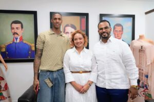 Padres en el deporte,Alexander Y Jhoancy Zapata de Axis Sport, junto a su pupilo el “gran Hansel Enmanuel “. (Foto Ramón Morillo)