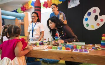Pinceles, pinturas, papel y trazos creativos en el campamento de verano “Nosotros Divertidos” de la PGR